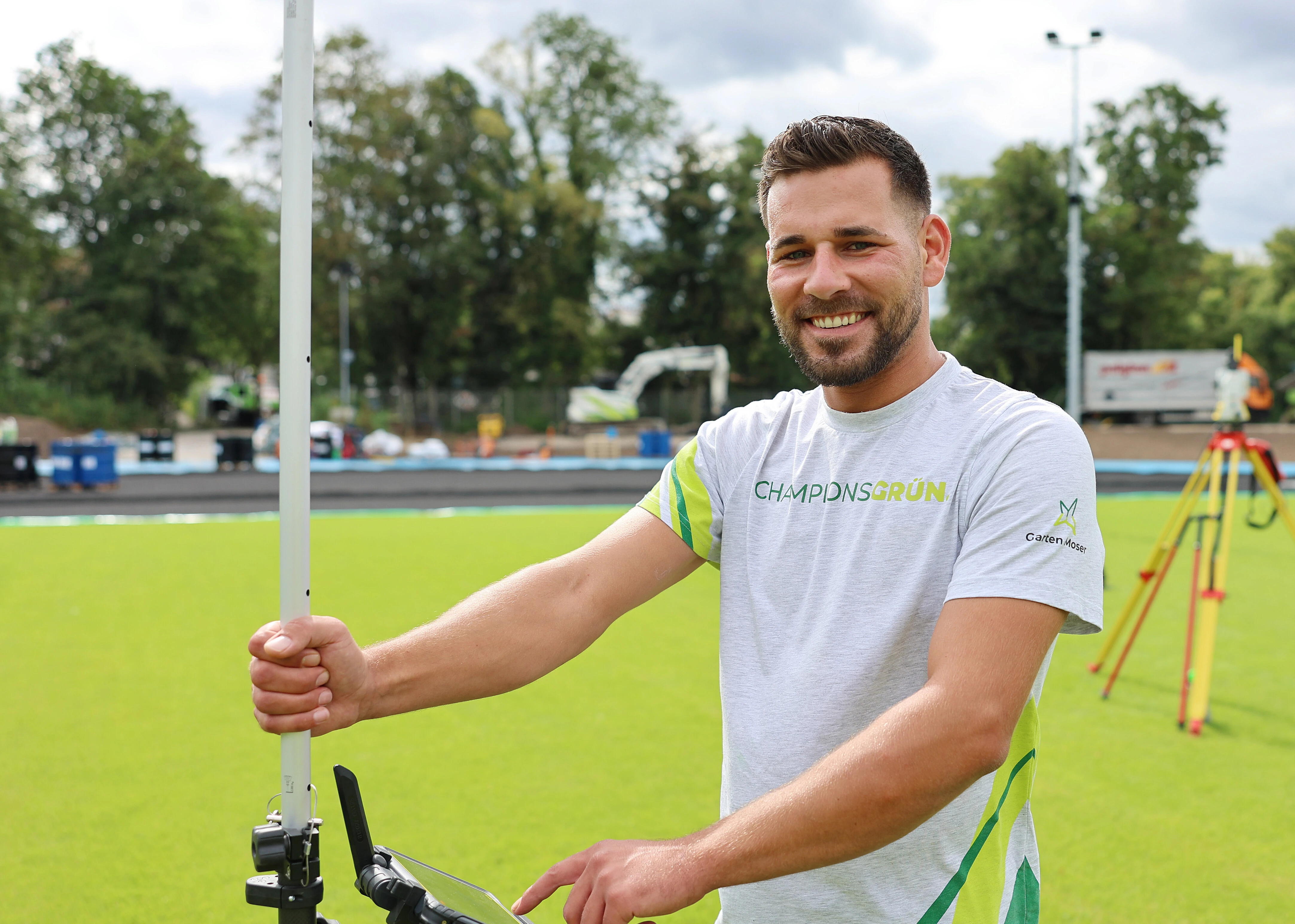 Bauleiter von Garten Moser mit Tablet auf einer Dachbaustelle bei der Projektkoordination.