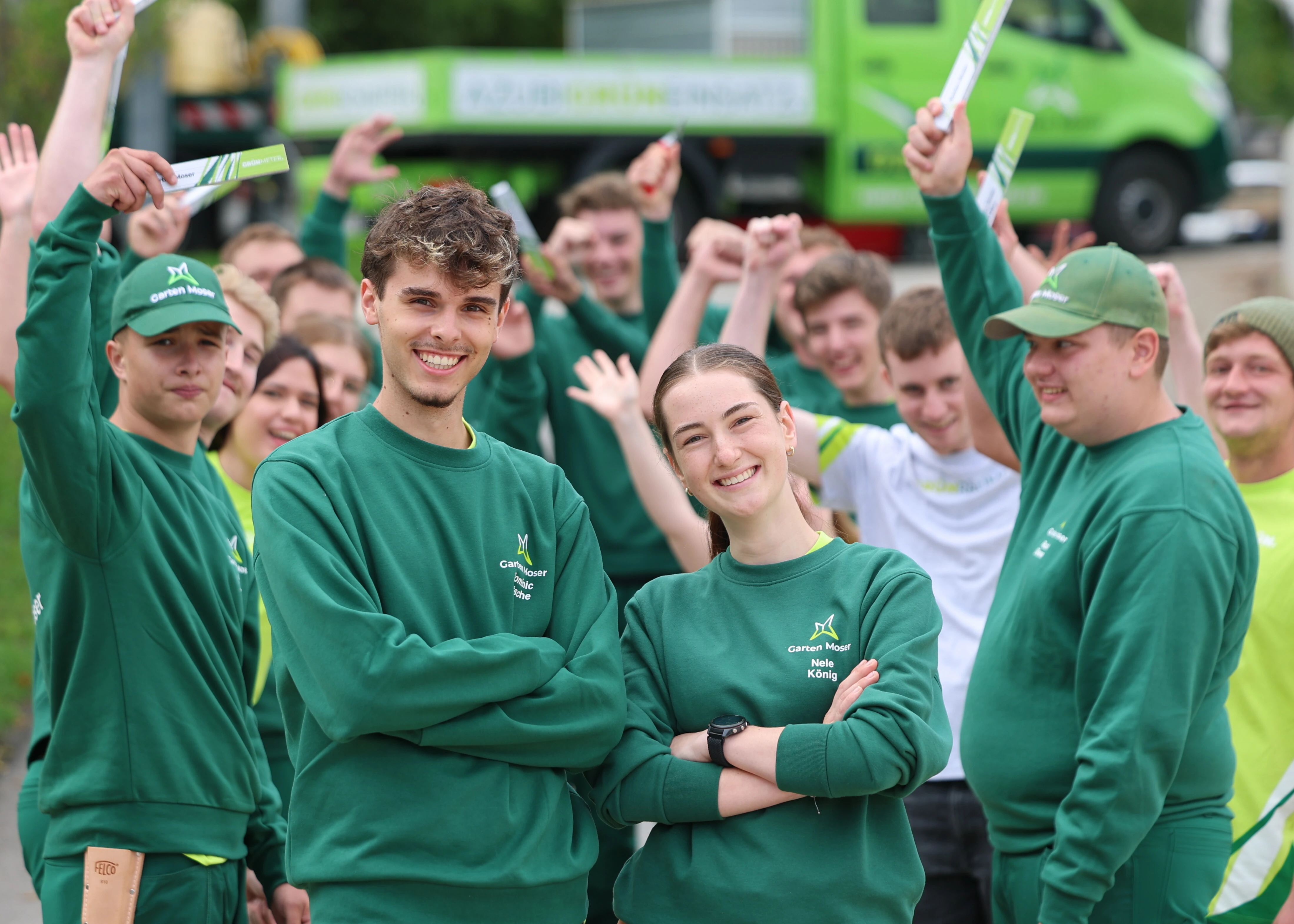 Auszubildender im Gespräch mit erfahrenem Kollegen von Garten Moser.