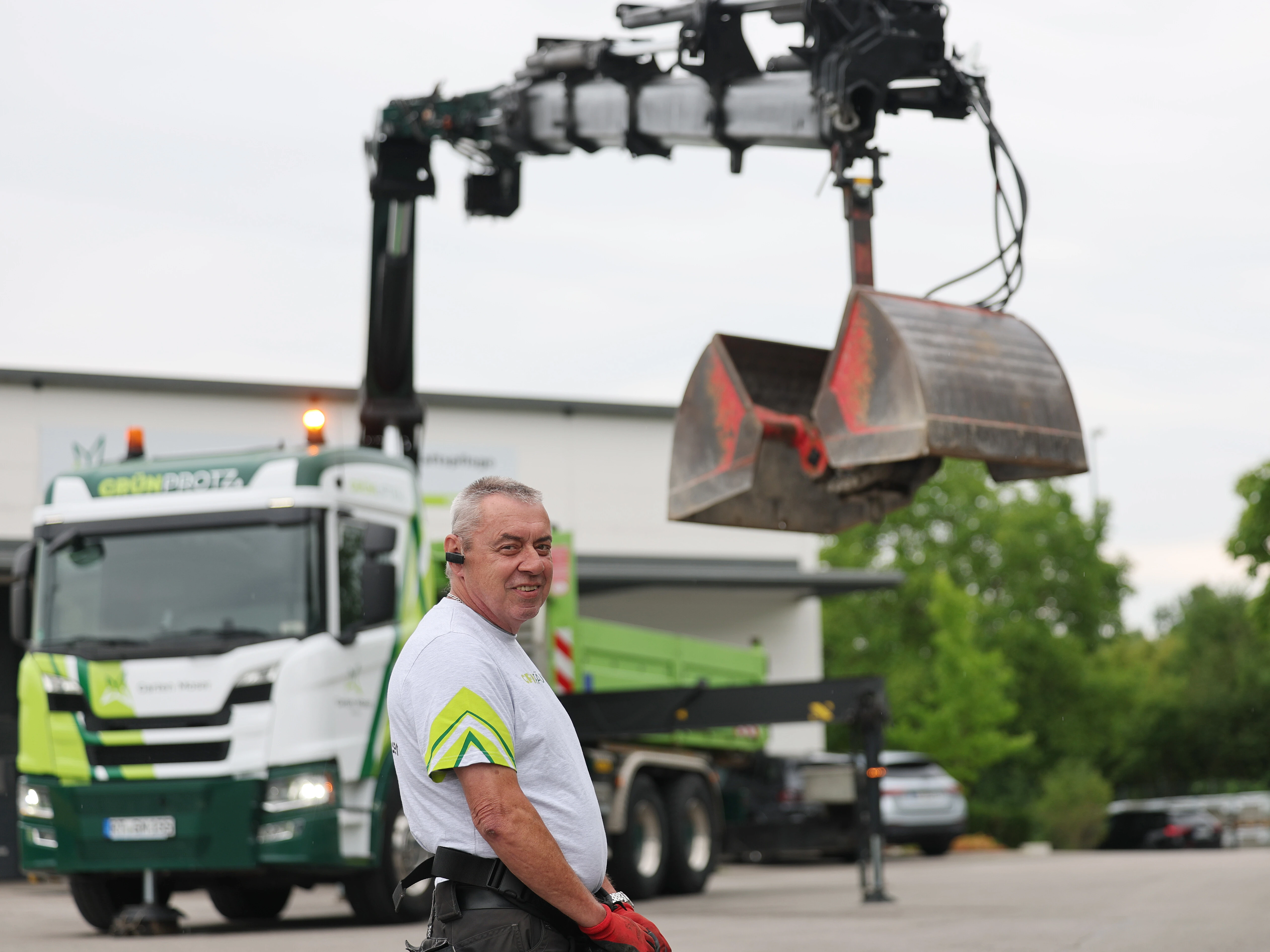 Zwei Mitarbeitende von Garten Moser bei der Heckenpflege in einem Wohngebiet.