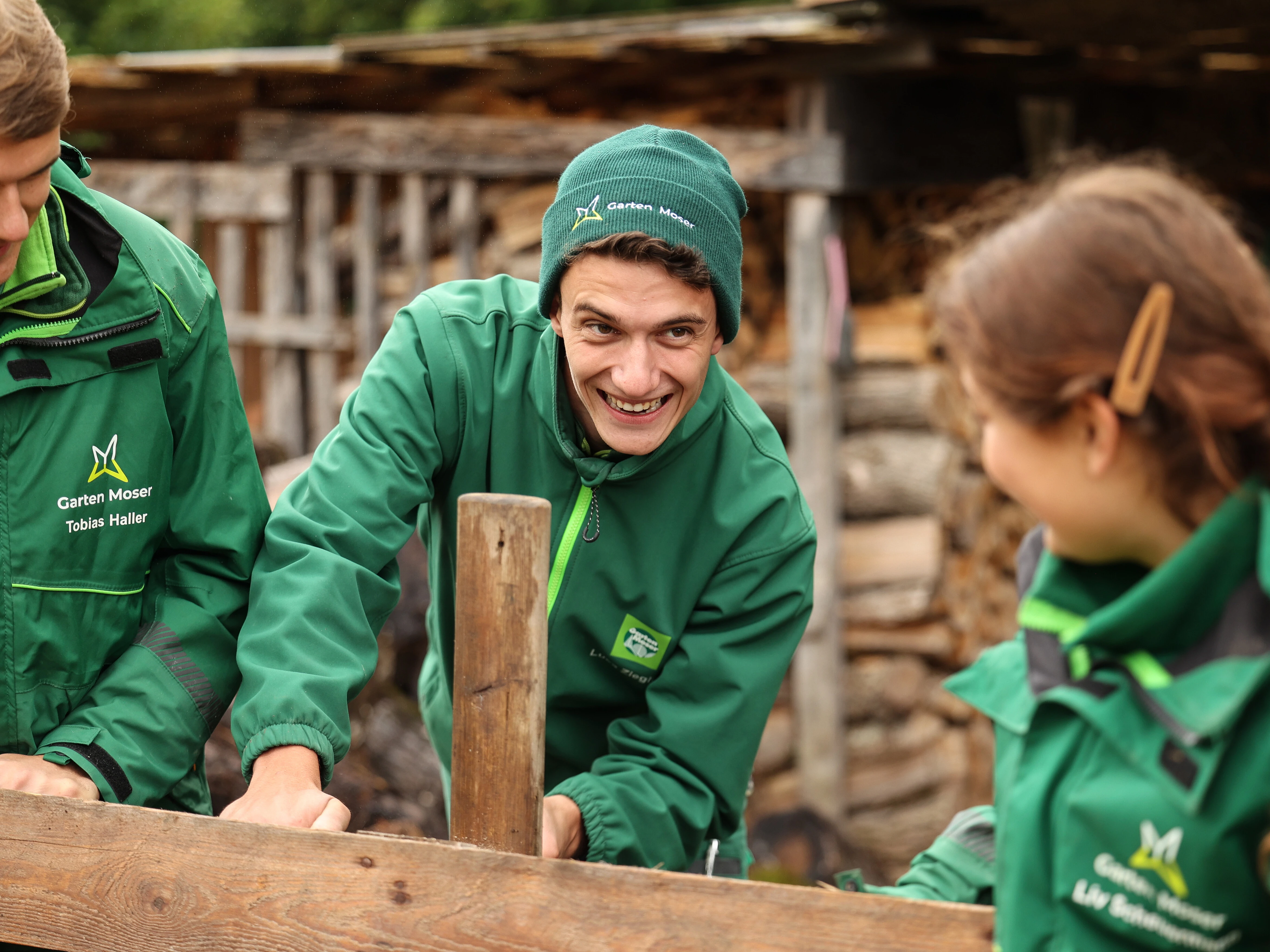 Mitarbeitender von Garten Moser bei der Pflege einer Dachbegrünung.