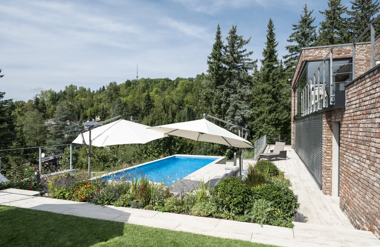 Realisierter Hanggarten mit Pool