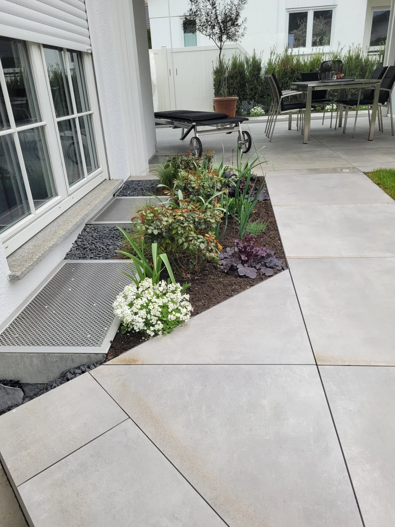 Moderne Terrassengestaltung mit integrierter Staudenpflanzung