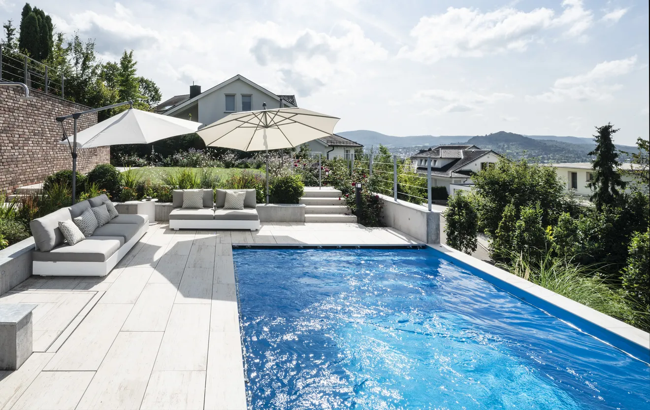 Poolgarten mit Ausblick