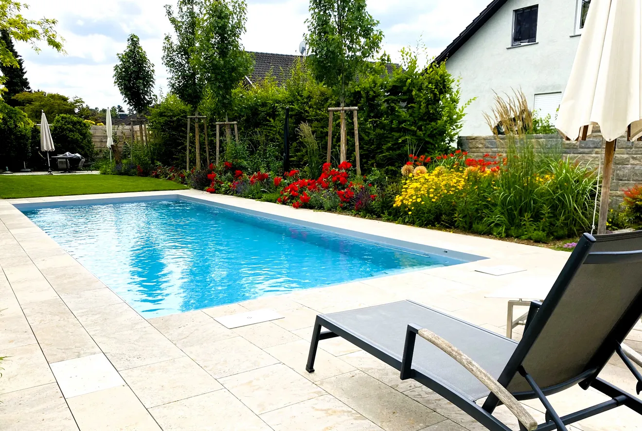 Terrasse aus Naturstein am Pool