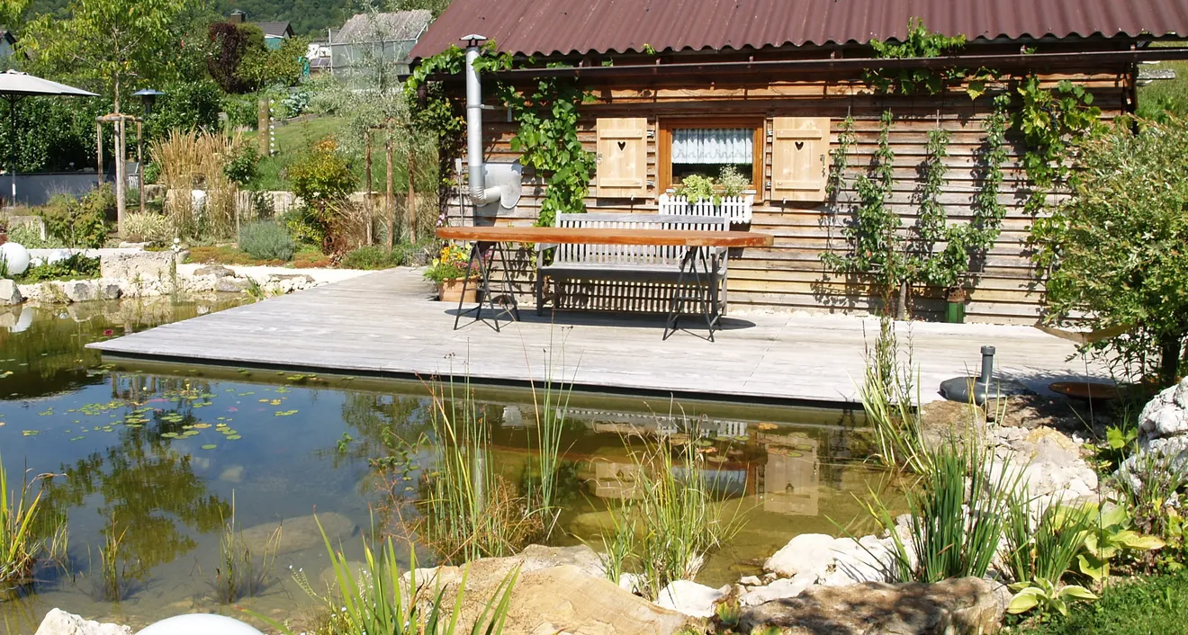 Realisierter Naturgarten mit Schwimmteich und Aufenthaltsbereich 