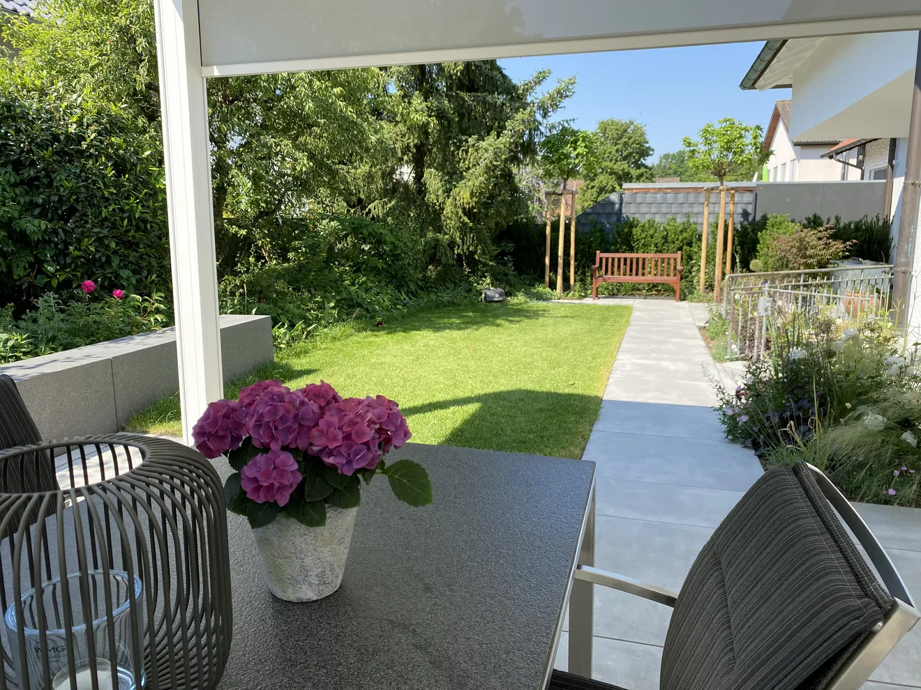 Kleiner Garten mit moderner Wohnterrasse