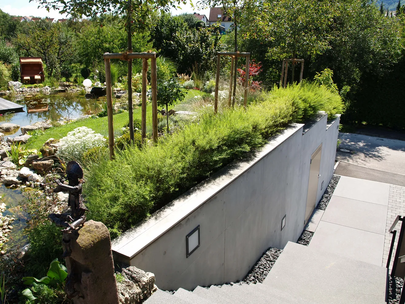 Stützwand und Bepflanzung im naturnahen Garten