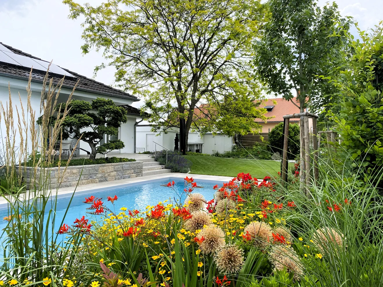 Umgesetzte Gartenplanung mit Pool & Naturstein